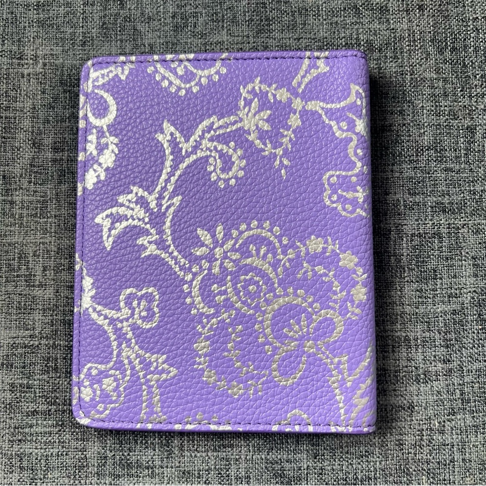 NWT Vera Bradley Passport Cover. Faux Leather. Cotswolds Dahlia Purple - Picture 4 of 6